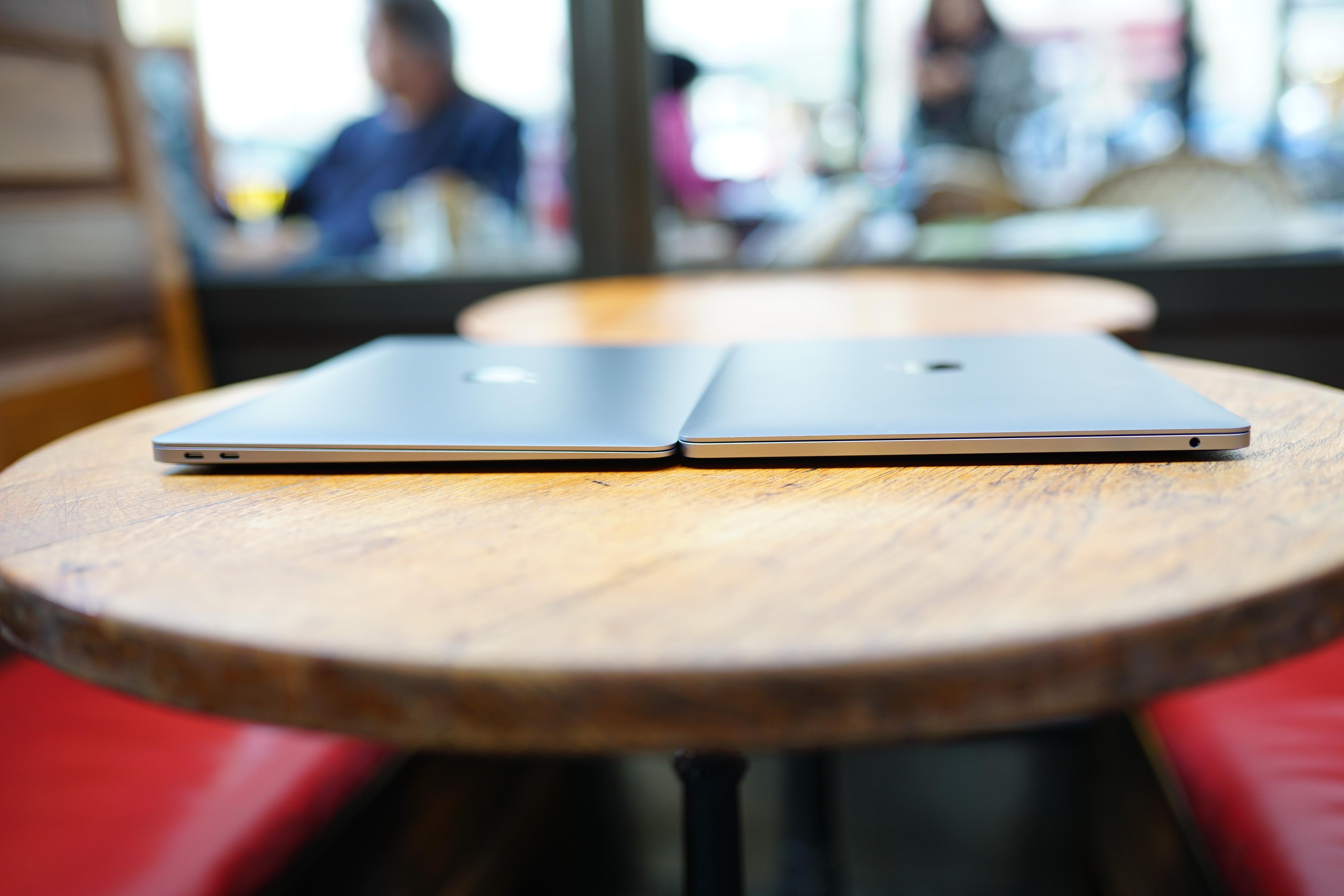 Nouveaux MacBook Pro : la membrane en plastique protège bien les claviers  de la poussière - Numerama
