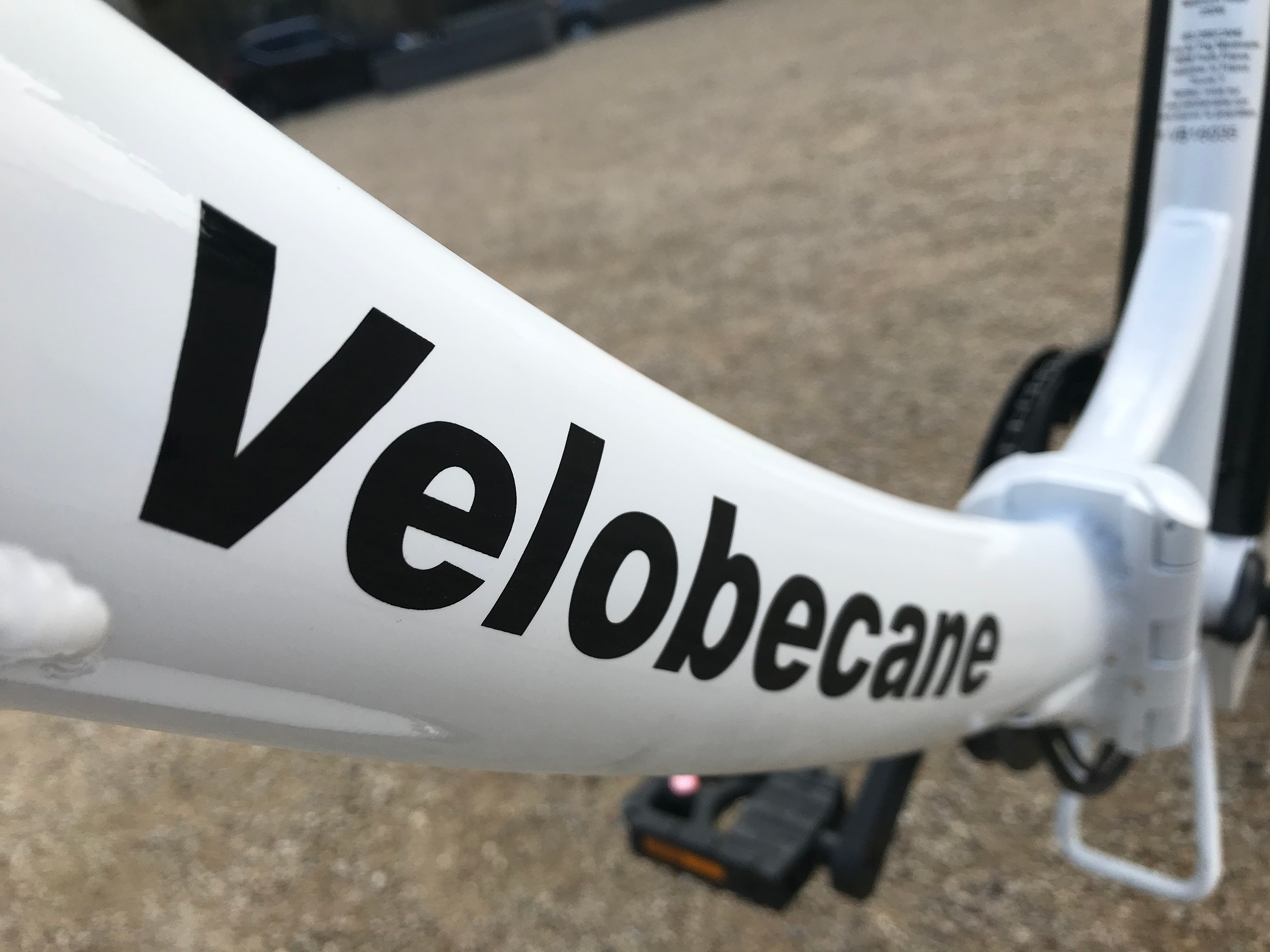 Casque gris pour vélo électrique Velobecane équipé d'une led à l'arrière.