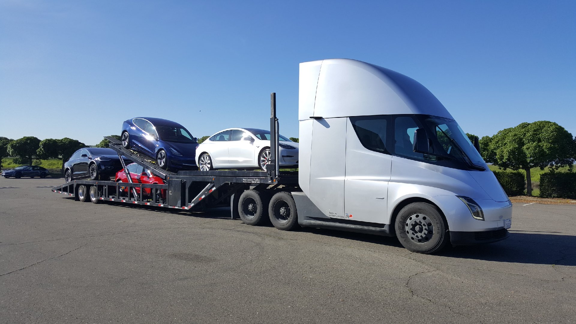 Un camion électrique Tesla qui transporte des Model 3 : est-ce donc ça