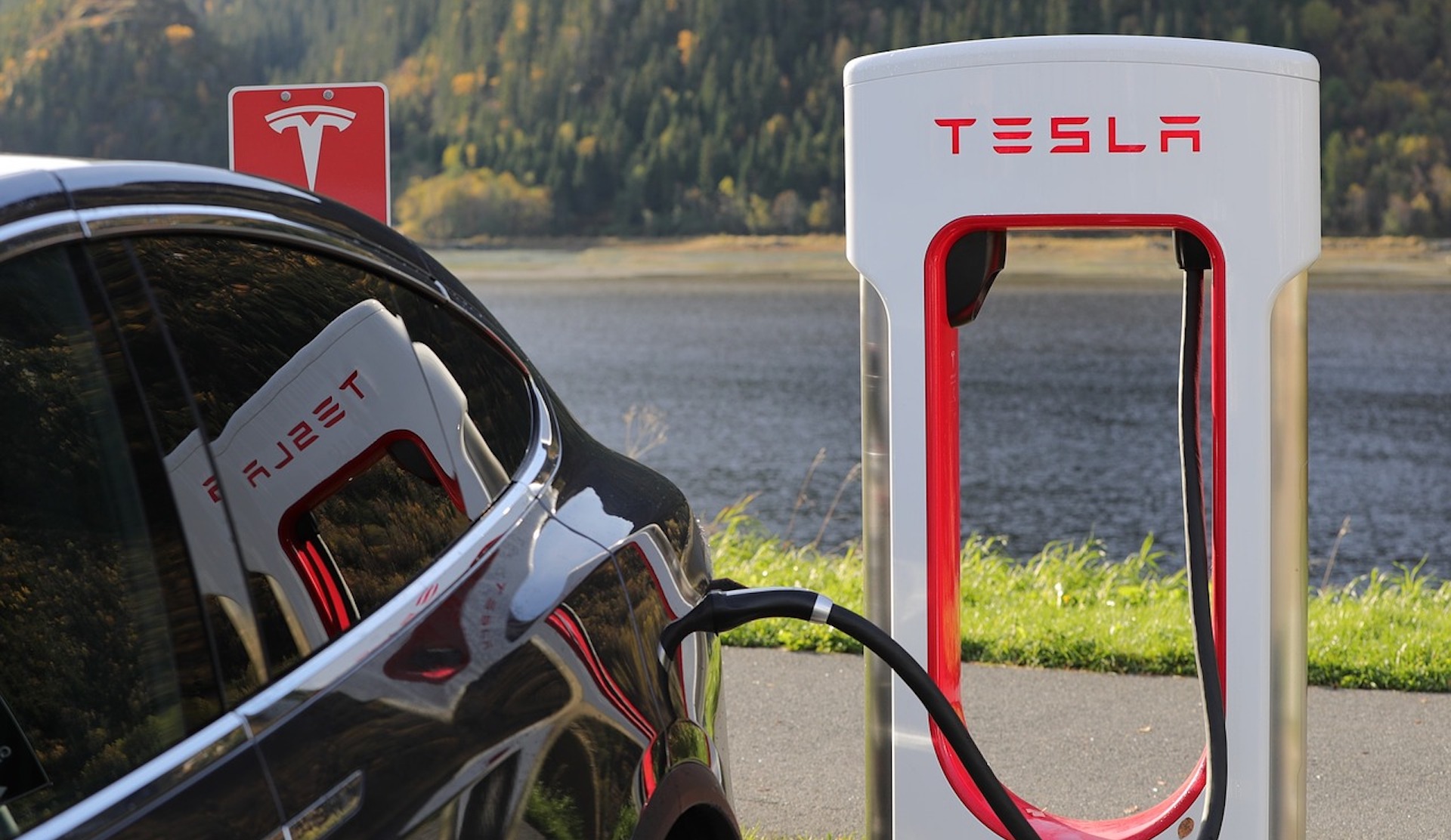 Superchargeurs Tesla ouverts à tous : comment s'y recharger cet été ?