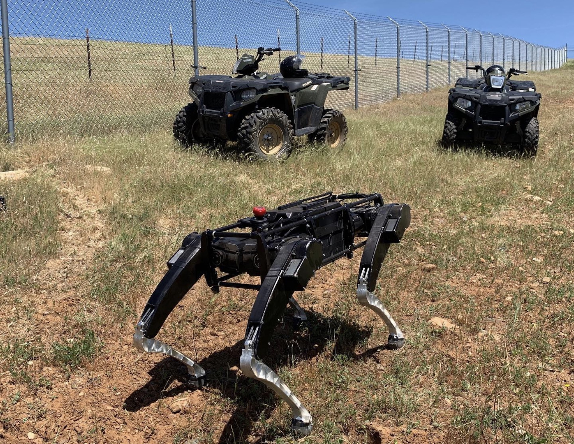 Ce chien-robot armé d'un fusil inquiète, Et si les Terminators et robots  tueurs étaient pour bientôt ? L'entreprise américaine Ghost Robotics a  dévoilé les photos d'un nouveau robot-chien équipé