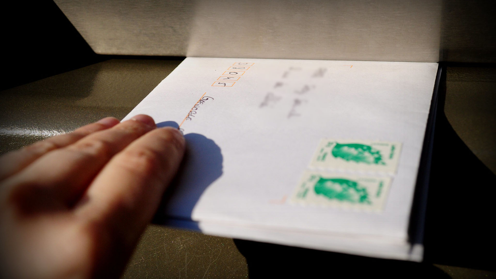 Gauche ou droite : où faut-il coller les timbres sur une enveloppe ?
