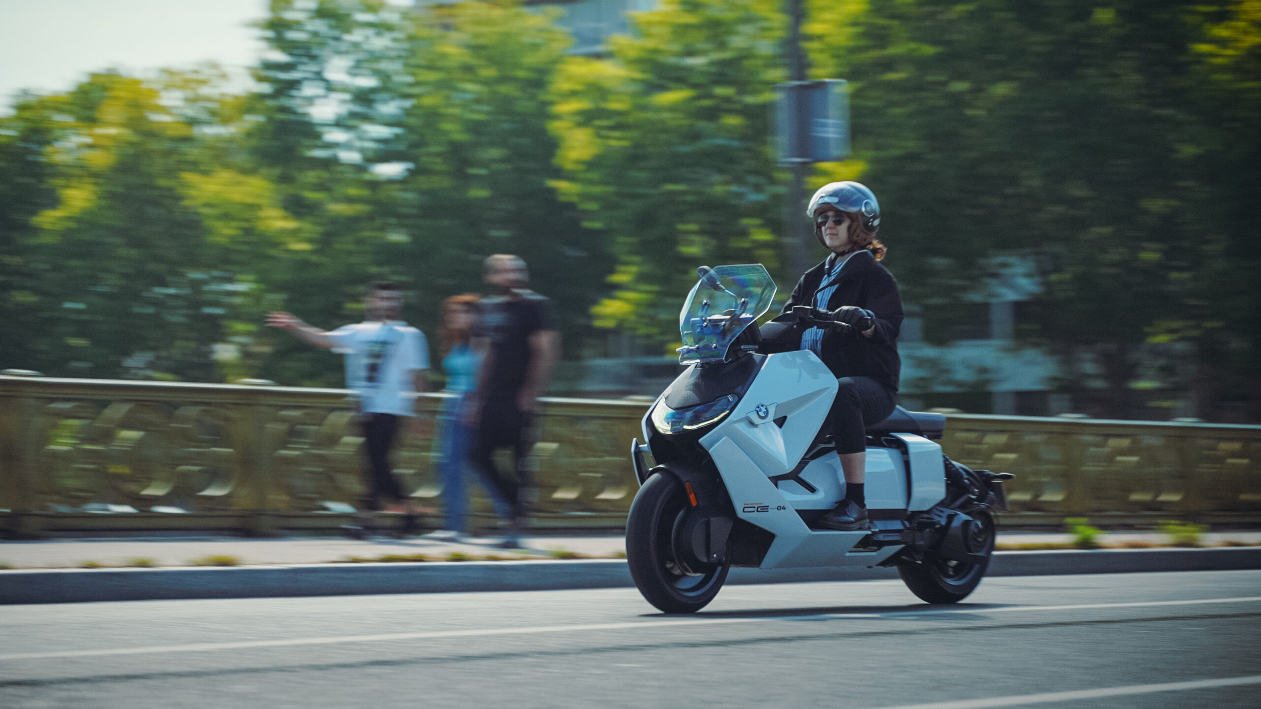 Essai - Avec le scooter électrique CE-04, BMW redessine les contours de la  mobilité douce