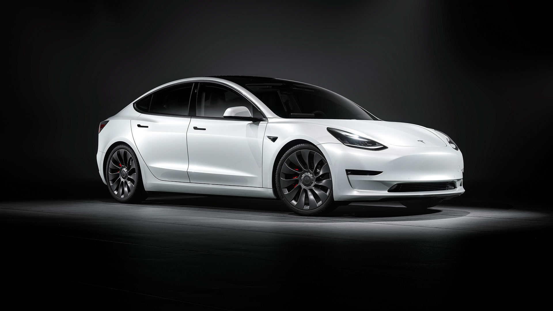 Premières images officielles de la Tesla Model 3 avec tablette tactile  géante - Challenges