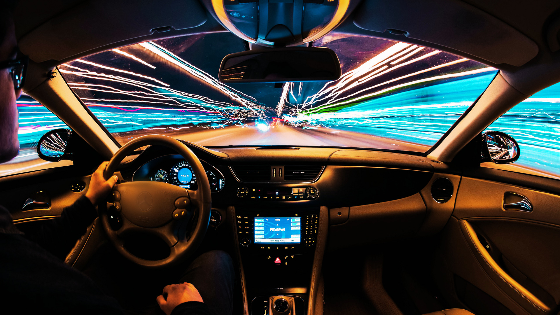 Un tableau de bord de voiture avec affichage numérique photo – Photo  Affichage du tableau de bord de la voiture Gratuite sur Unsplash