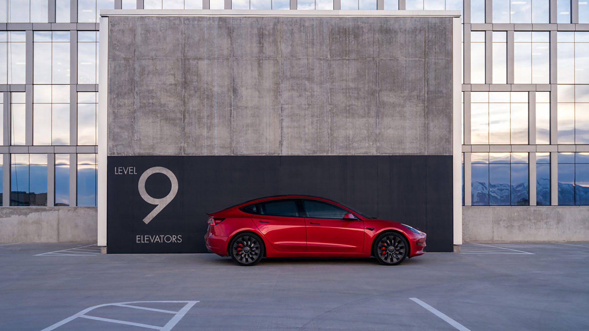 Voici la nouvelle Tesla Model 3 avec une grande autonomie et à un prix  défiant toute concurrence