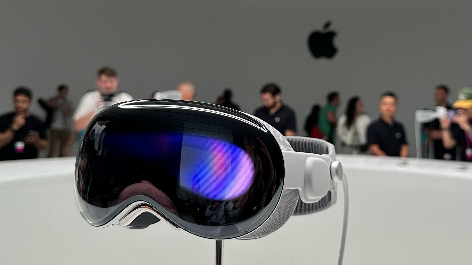On a vu le casque Apple Vision Pro en vrai - Numerama