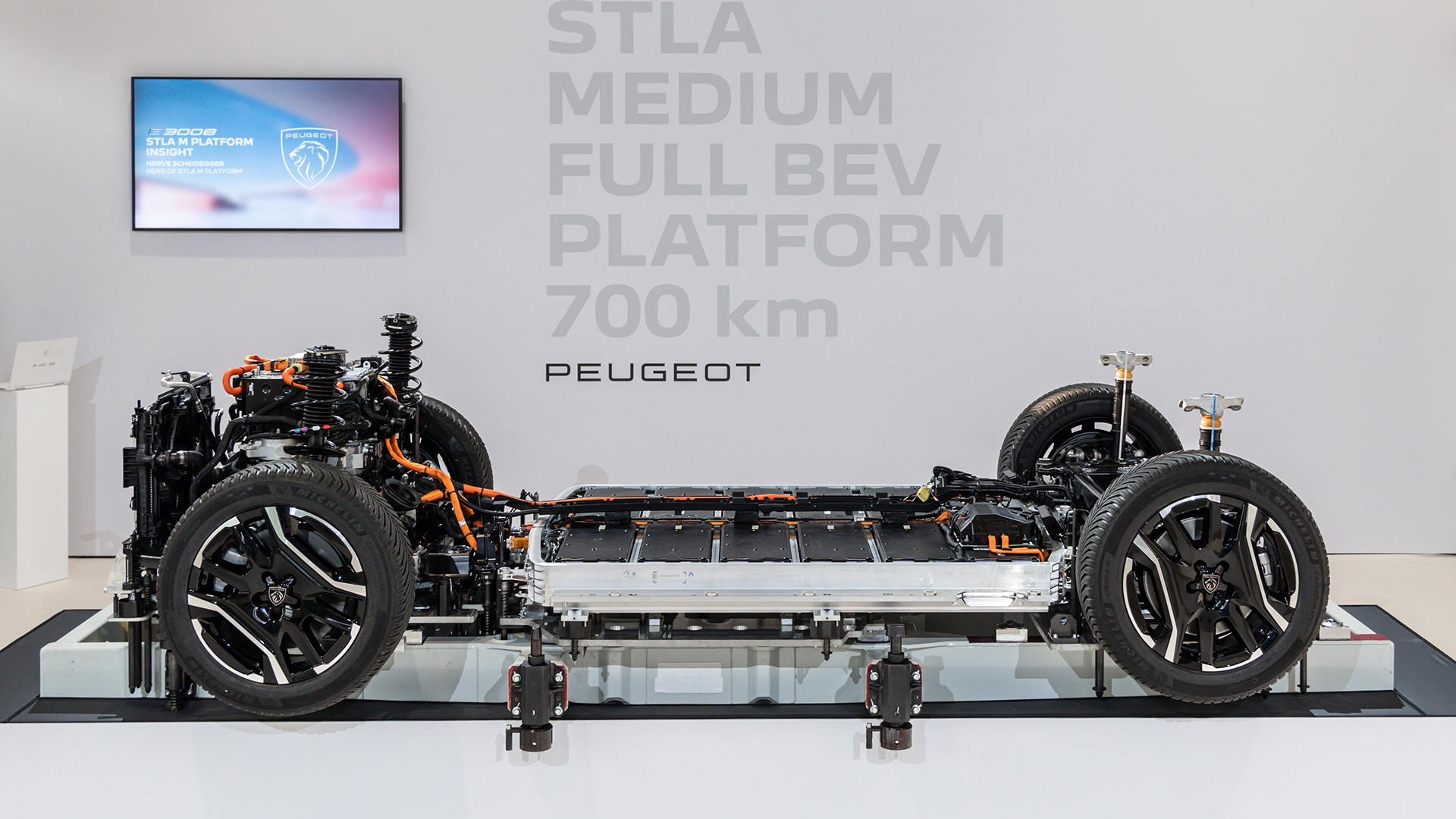 La Peugeot 3008 passe à l'électrique, un « défi » pour Stellantis