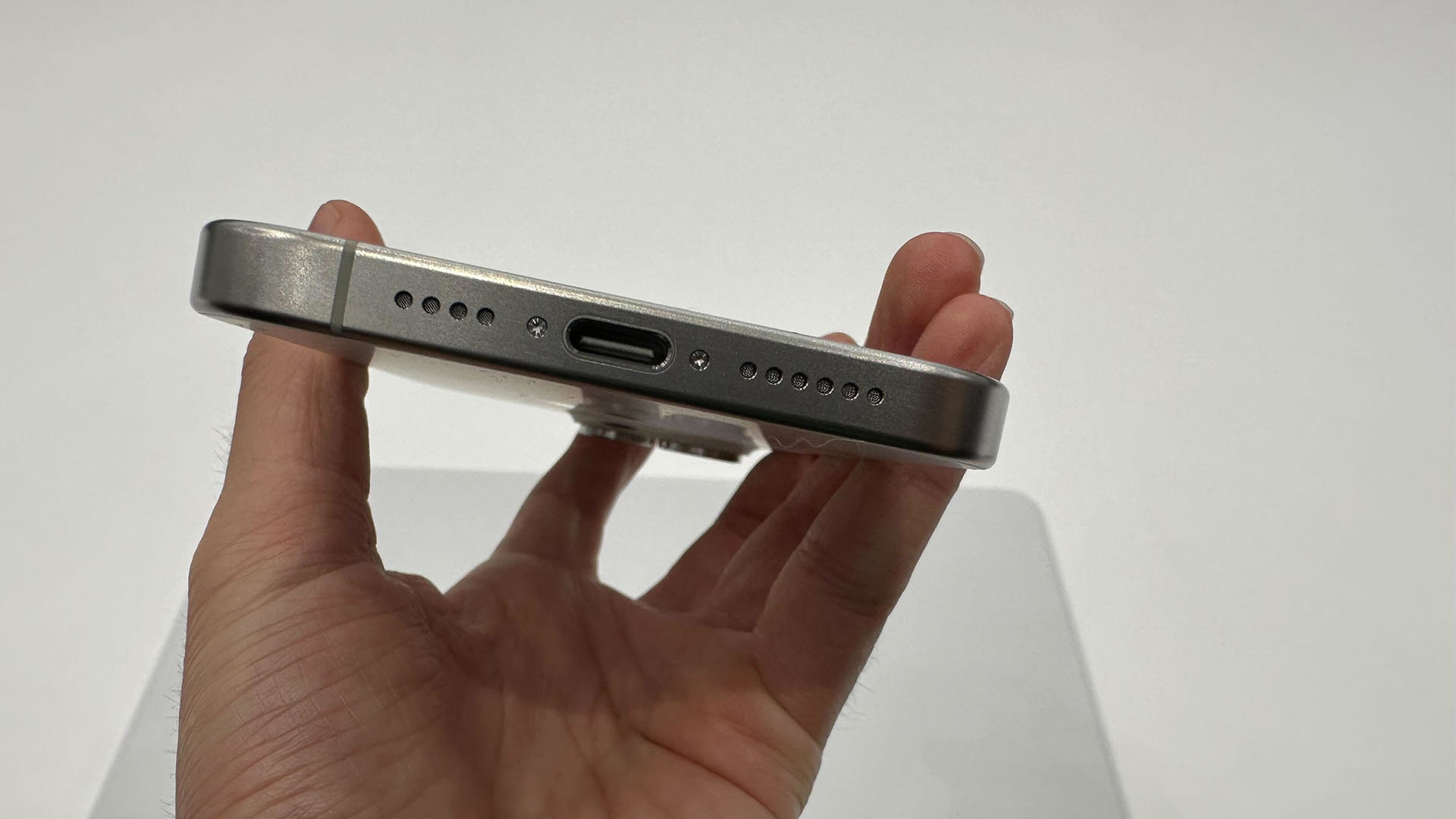 Apple confirme (enfin) que les iPhone passeront au chargeur USB-C en Europe  au moins - Le Parisien