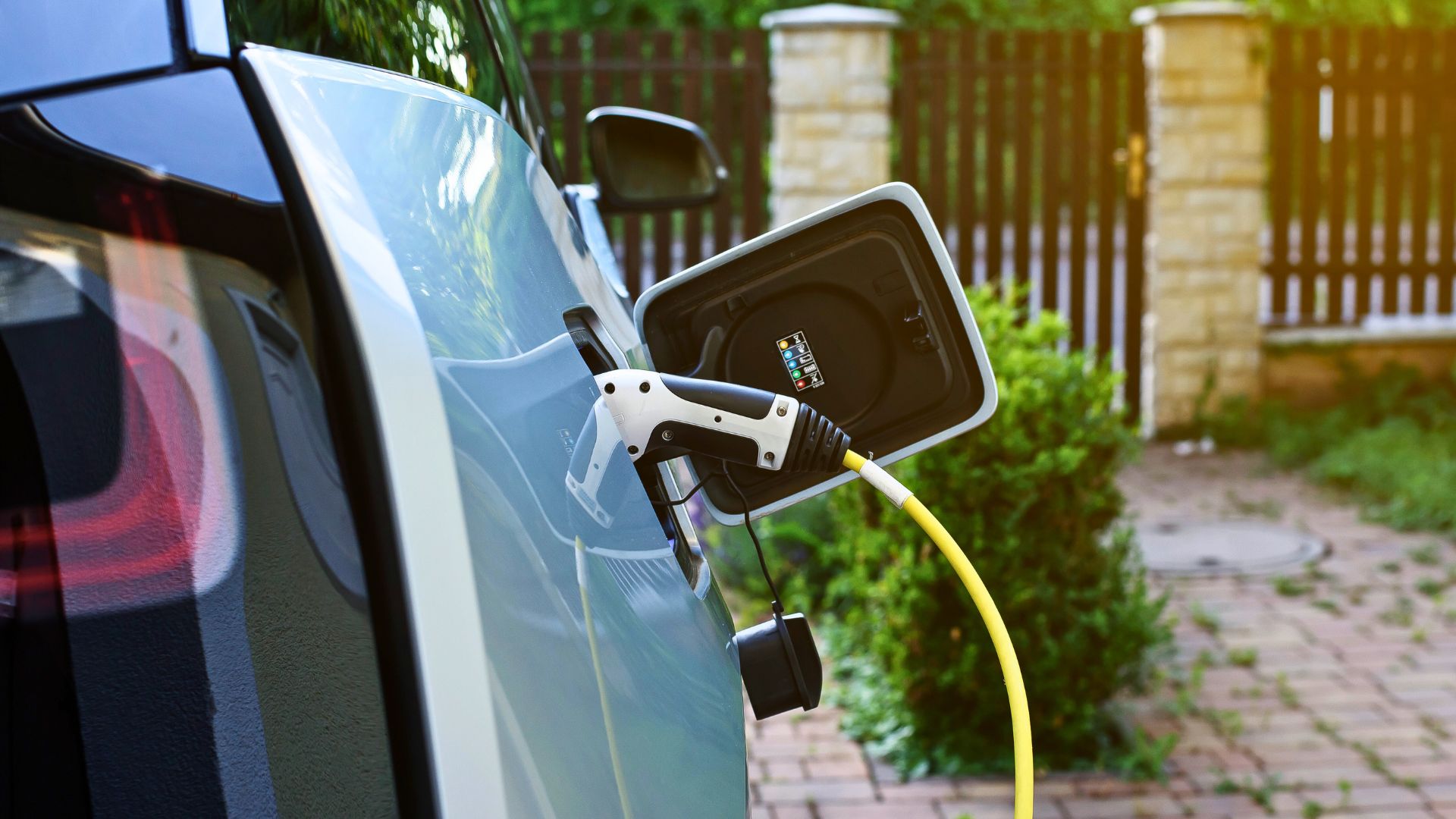 Regarder la vidéo Voiture électrique : quels sont les risques de la recharge à domicile ?